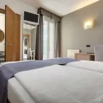 Victoria Frontemare & 4*